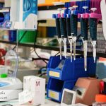 مدیریت عدم انطباق و اقدام اصلاحی و پیشگیرانه در آزمایشگاه و اعتبارسنجی کلین‌روم دارویی